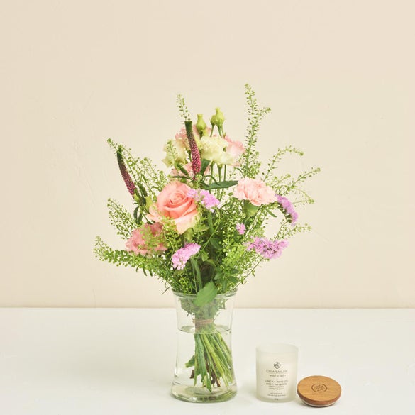 Floristens kreative buket i lyserøde nuancer med duftlys